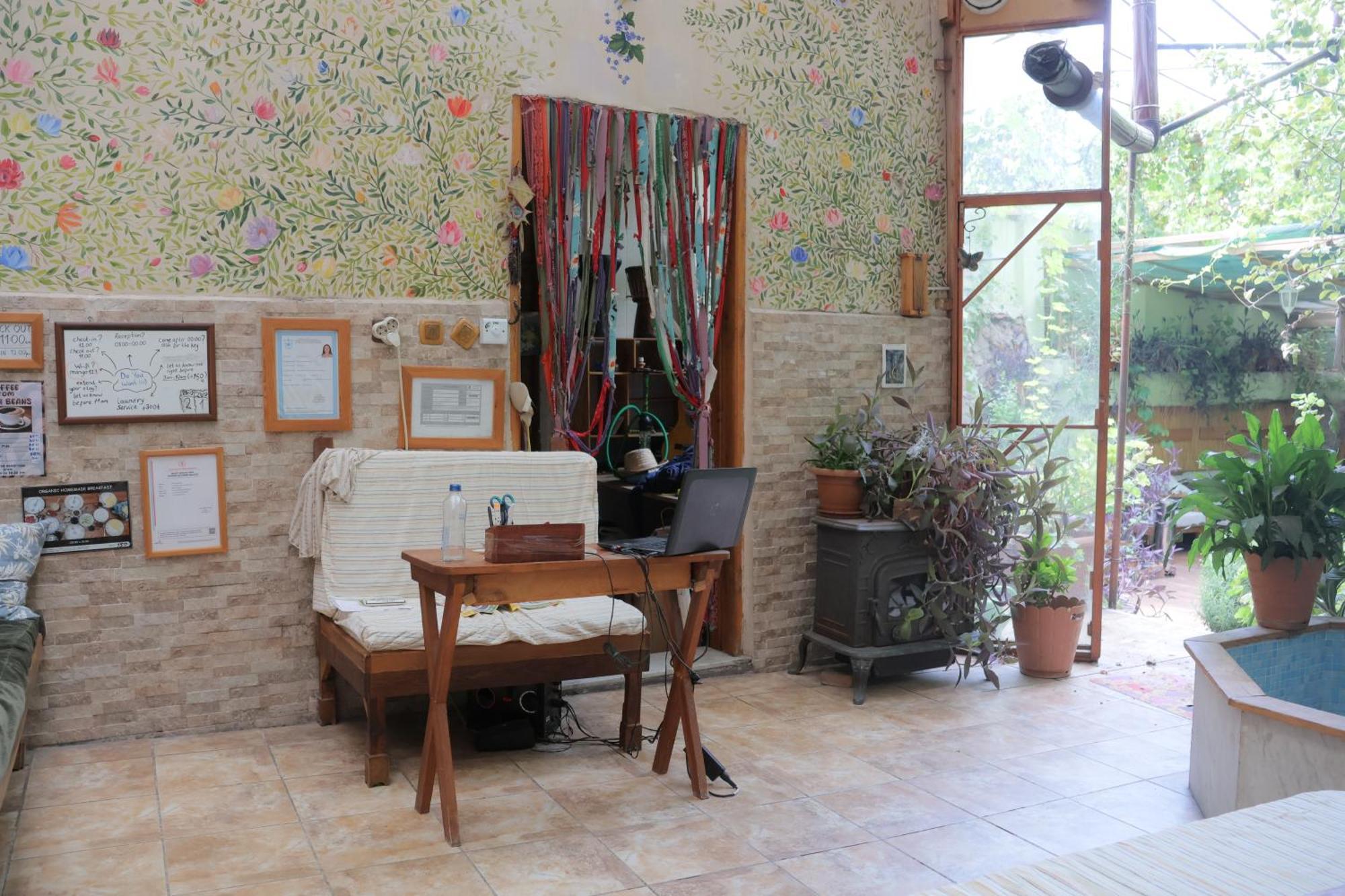 Lotus Garden Hostel İzmir Extérieur photo